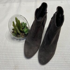 VINCE CAMUTO - Zandra Suede Wedge Booties 9.5m